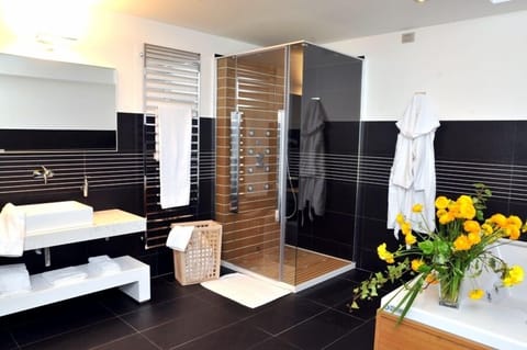 Suite | Bathroom | Shower, hair dryer, bidet, towels
