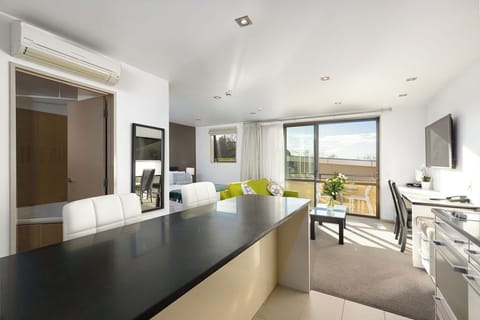 Executive Studio | Premium bedding, desk, laptop workspace, blackout drapes