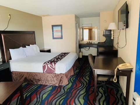 Room, 1 Queen Bed | Premium bedding, pillowtop beds, desk, free WiFi