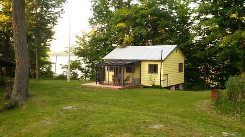 Cottage overlooking the lake 