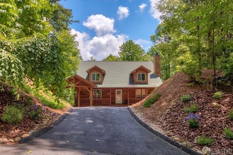 Private spacious driveway on cul de sac