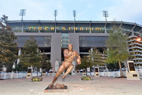 5 minutes to LSU and Tiger Stadium. 2 blocks to gameday shuttle pick up/drop off