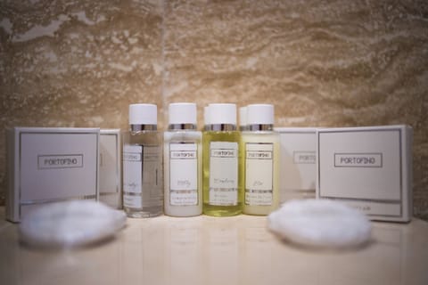 Classic Apartment | Bathroom | Shower, rainfall showerhead, hair dryer, slippers