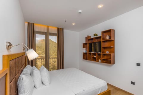 Premium bedding, minibar, in-room safe, desk