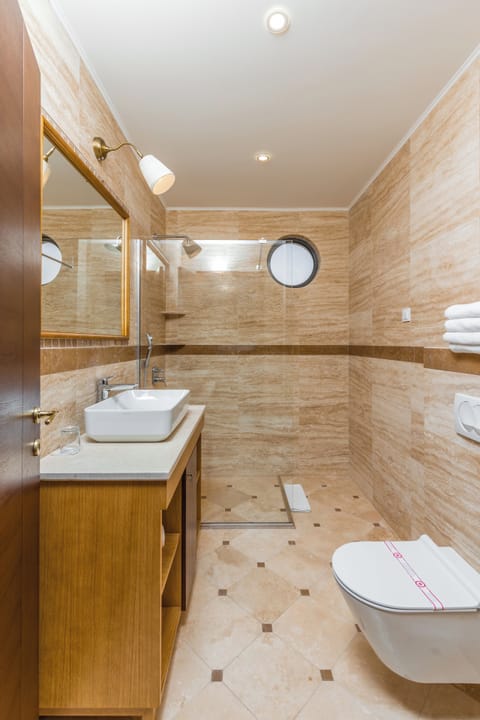 Classic Apartment | Bathroom | Shower, rainfall showerhead, hair dryer, slippers