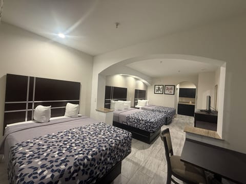 Grand Triple Room | In-room safe, desk, blackout drapes, soundproofing