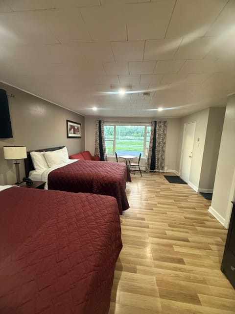 Deluxe Triple Room | Desk, laptop workspace, blackout drapes, soundproofing