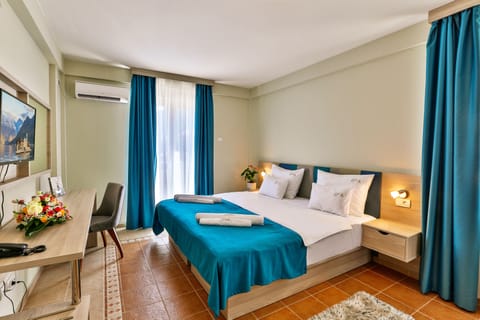 Double or Twin Room, Sea View | In-room safe, desk, laptop workspace, blackout drapes