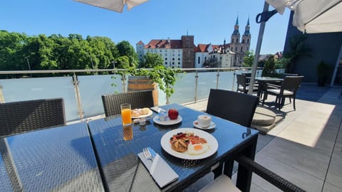 Free daily buffet breakfast