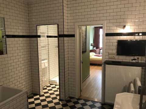 Deluxe Double Room (Casinoplein) | Bathroom | Shower, free toiletries, hair dryer, towels