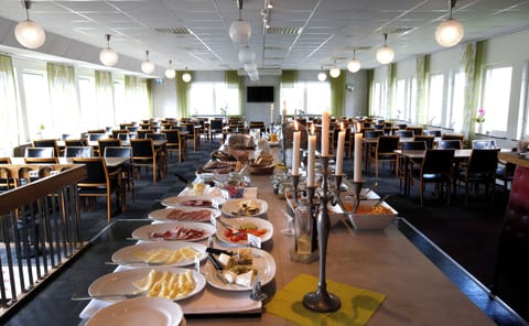 Lunch and dinner served