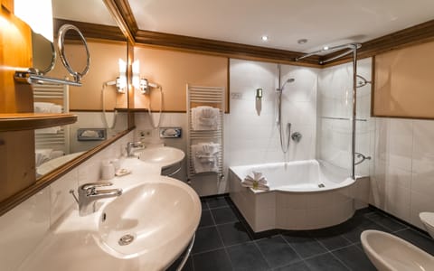 Superior Double Room | Bathroom | Hair dryer, bathrobes, slippers, bidet
