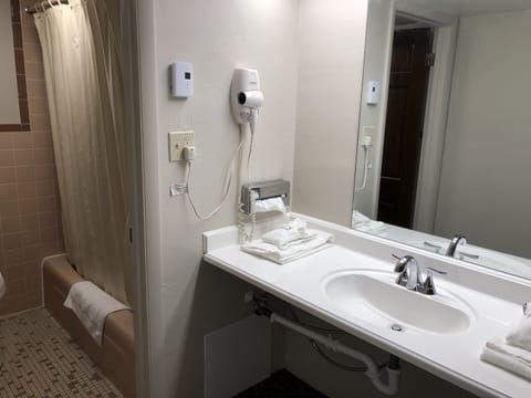 Standard Single Room | Bathroom | Combined shower/tub, towels, soap, shampoo