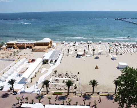 Beach nearby, white sand, 2 beach bars