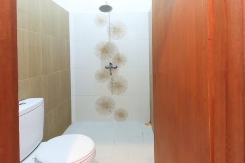 Deluxe Room | Bathroom | Shower, towels