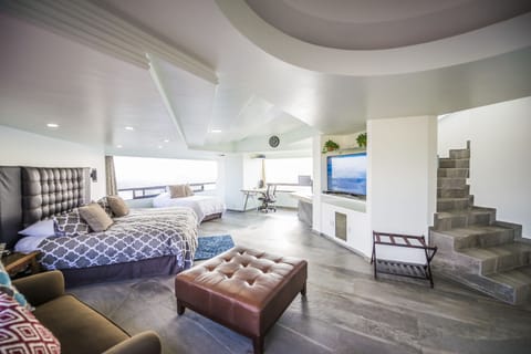 Elite Penthouse | Egyptian cotton sheets, premium bedding, down comforters, in-room safe