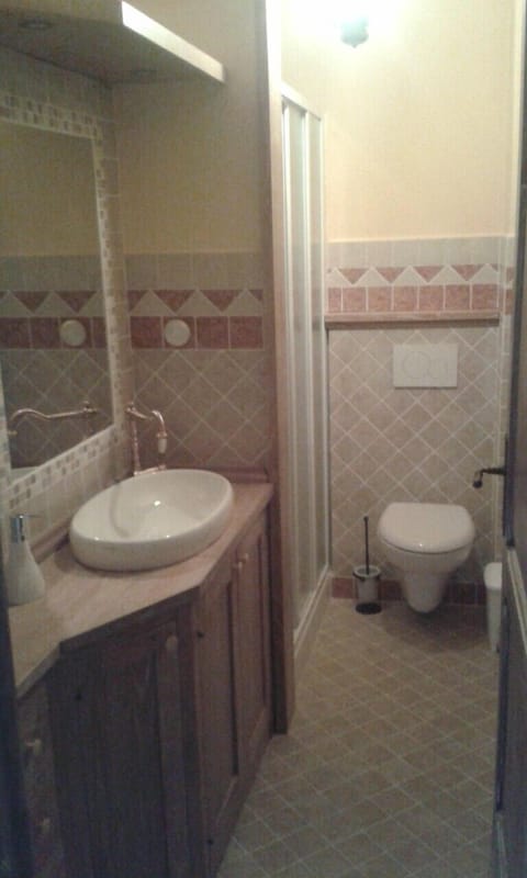 Shower, free toiletries, hair dryer, bidet