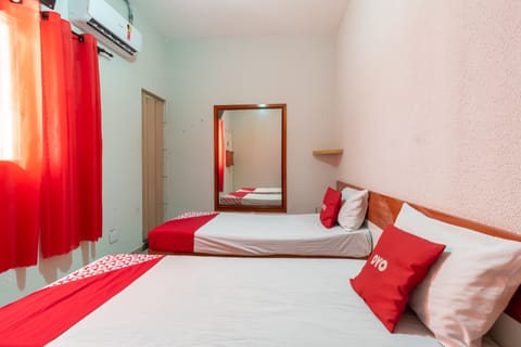 Twin Room | Desk, free WiFi, bed sheets