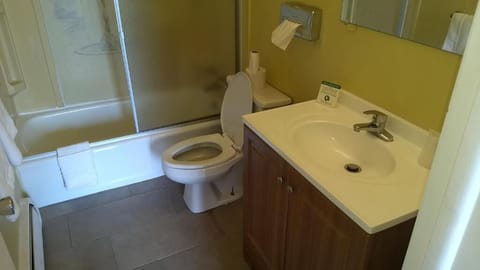 Combined shower/tub, towels