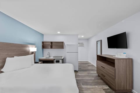 Room, 1 Queen Bed, Accessible, Non Smoking | Premium bedding, individually furnished, desk, iron/ironing board
