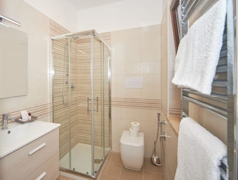 Design Double Room | Bathroom | Shower, rainfall showerhead, free toiletries, hair dryer