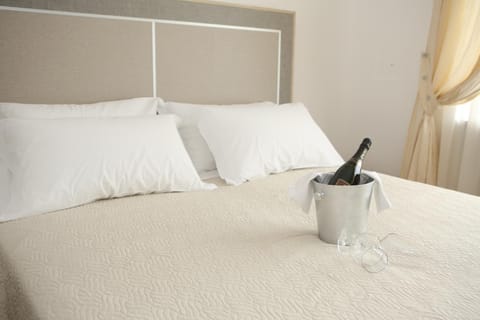 In-room safe, soundproofing, free WiFi, bed sheets