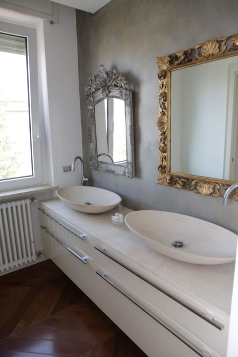 Family Suite (Epernay) | Bathroom | Shower, rainfall showerhead, hair dryer, bidet