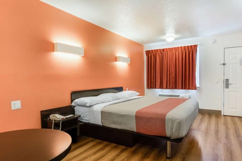 Blackout drapes, free WiFi, bed sheets