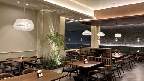 3 restaurants; breakfast, lunch, and dinner served