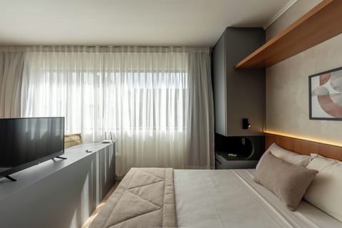 Deluxe Room | Desk, blackout drapes, free WiFi, bed sheets