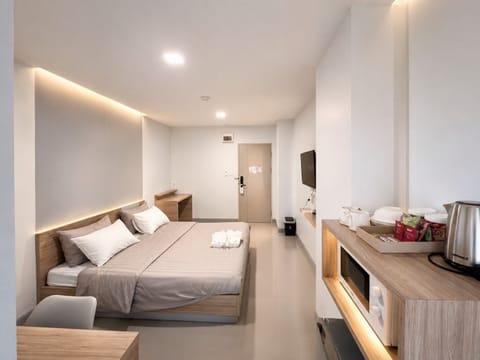 Superior Double Room | Desk, WiFi (free), bed sheets