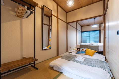 Private Vacation Home | Desk, free WiFi, bed sheets