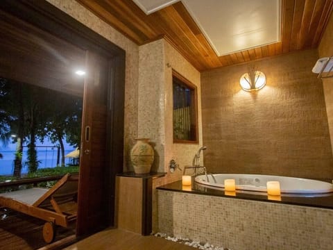 Deluxe Jacuzzi | Premium bedding, minibar, in-room safe, blackout drapes