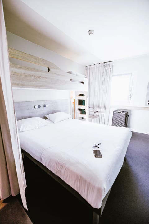 Standard Room, 1 Double Bed | Select Comfort beds, desk, laptop workspace, soundproofing