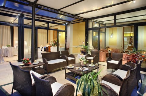 Lobby lounge