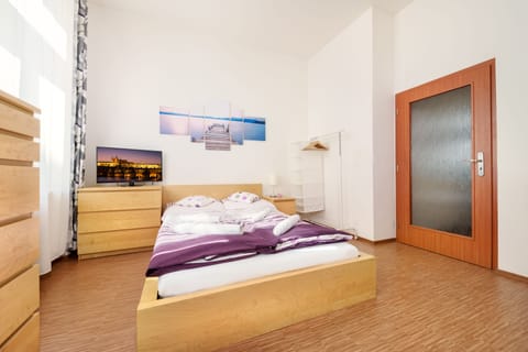 Apartment | 1 bedroom, hypo-allergenic bedding, desk, laptop workspace