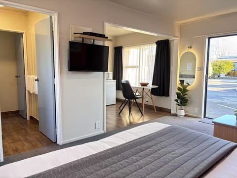 Studio (Super King) | Egyptian cotton sheets, premium bedding, pillowtop beds, desk