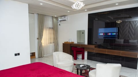 Premium Room | In-room safe, individually decorated, individually furnished, desk