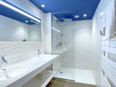 Junior Suite | Bathroom | Shower, hair dryer, towels