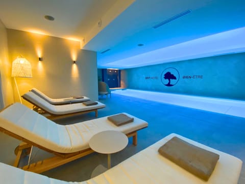 Indoor pool, sun loungers