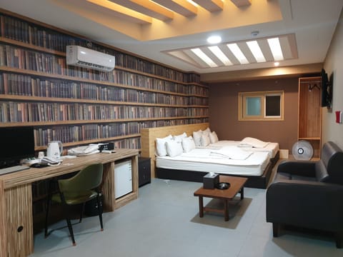 Premium Twin Room | Desk, laptop workspace, free WiFi