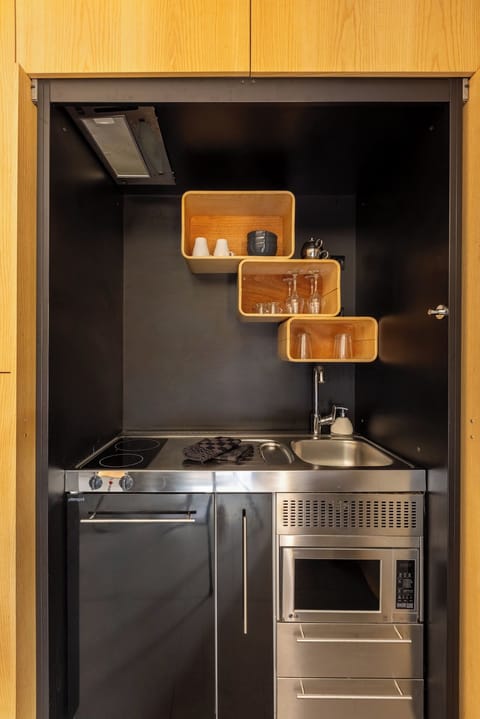 Deluxe Apartment, Ensuite (Suite n°2) | Private kitchenette | Fridge, microwave, stovetop, espresso maker