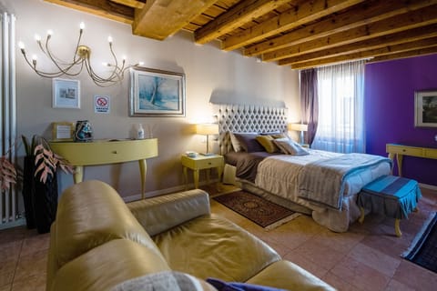 Deluxe Studio Suite | Individually decorated, individually furnished, desk, laptop workspace