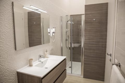Triple Room, Annex Building | Bathroom | Shower, free toiletries, hair dryer, bidet