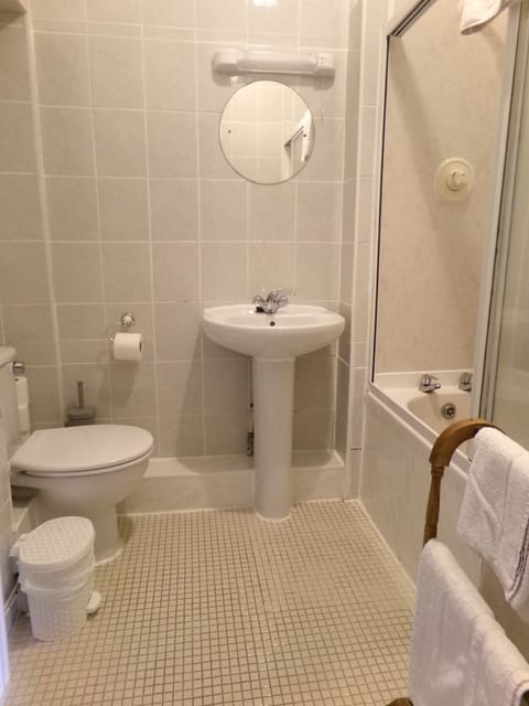 Triple Room with Ensuite | Bathroom | Hair dryer, towels