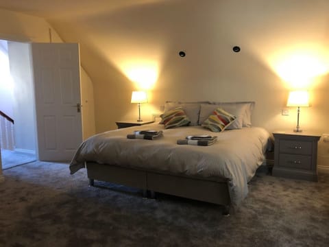House | Iron/ironing board, WiFi (free), bed sheets