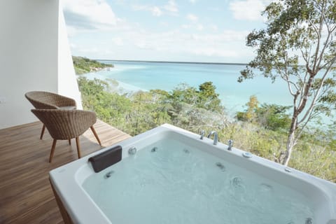Deluxe Suite, Jetted Tub | In-room safe, laptop workspace, WiFi (free), bed sheets