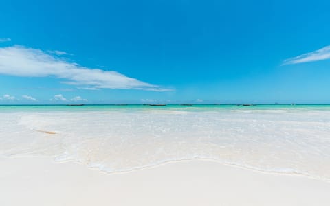 Private beach, white sand, sun loungers, beach towels