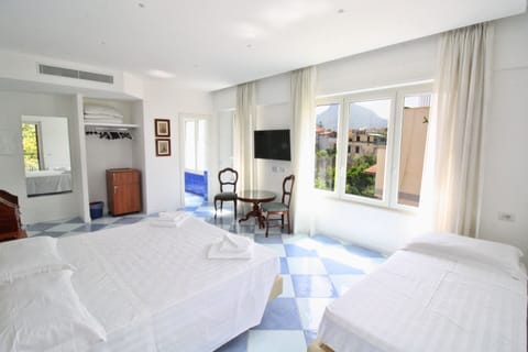 Double Room, Non Smoking | Minibar, in-room safe, desk, blackout drapes