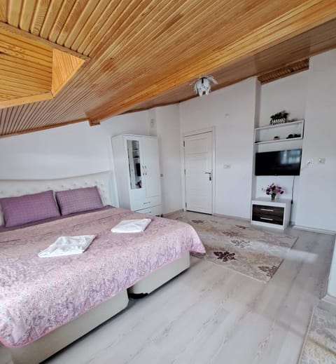 Classic Uc  Kisilik Oda-  Uçgen Pencereli | Premium bedding, desk, laptop workspace, bed sheets